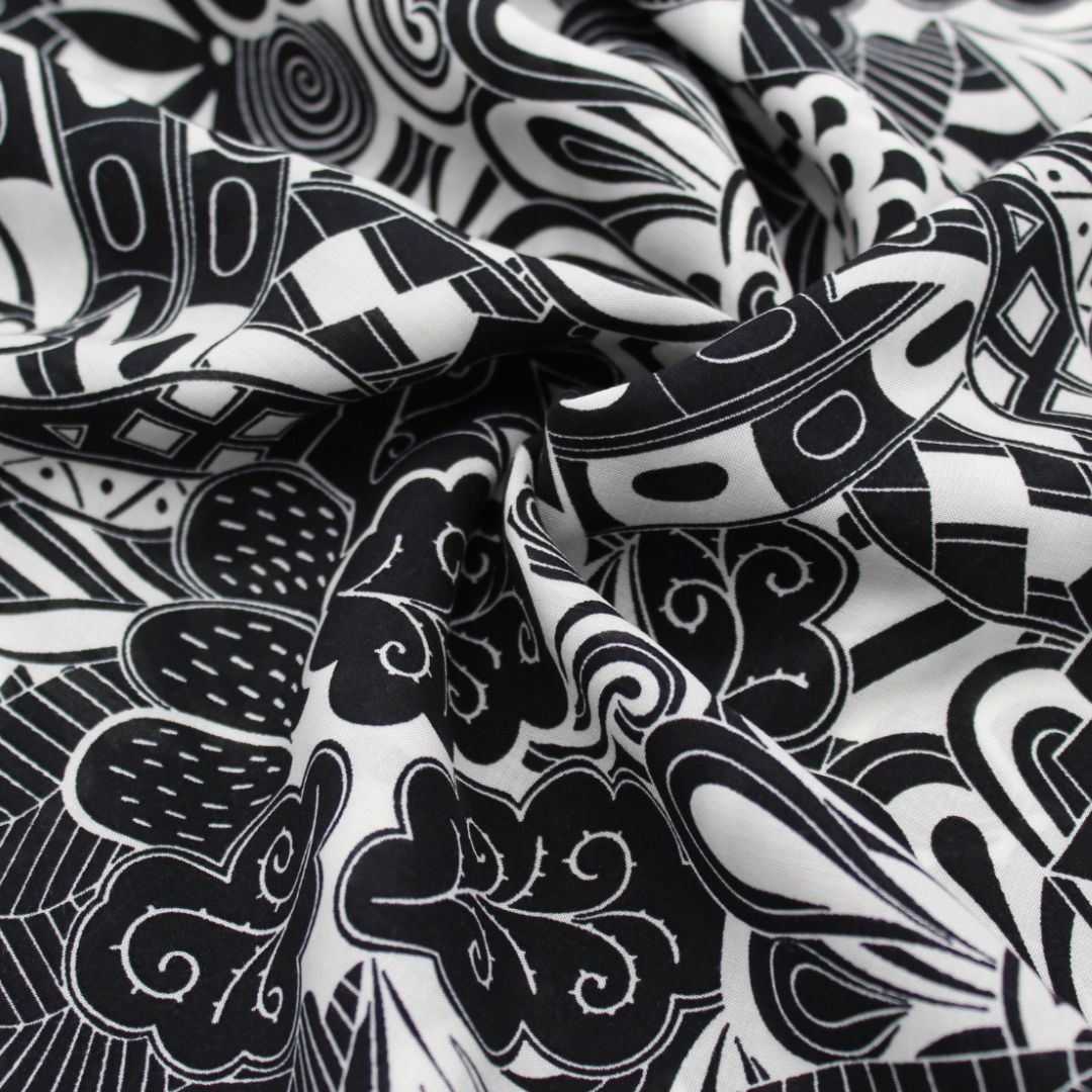 Viskose-Voile-Stoff in Schwarz-Weiß mit abstraktem Muster, perfekt für die Herstellung von Strandkleidern, Blusen und Röcken. Nahaufnahme