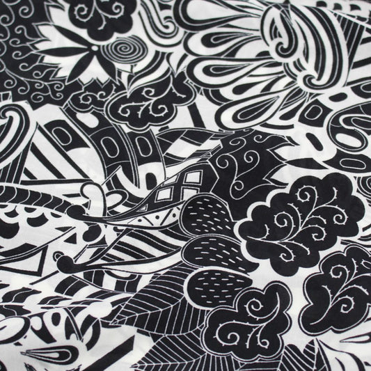 Viskose-Voile-Stoff in Schwarz-Weiß mit abstraktem Muster, perfekt für die Herstellung von Strandkleidern, Blusen und Röcken.