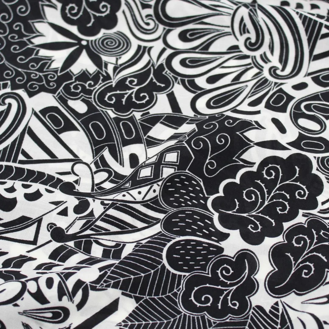 Viskose-Voile-Stoff in Schwarz-Weiß mit abstraktem Muster, perfekt für die Herstellung von Strandkleidern, Blusen und Röcken.