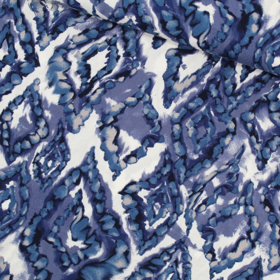 Viskosestoff in Blau und Weiß mit abstraktem Design, ideal für die Herstellung von Kleidern und Blusen.Stoffball