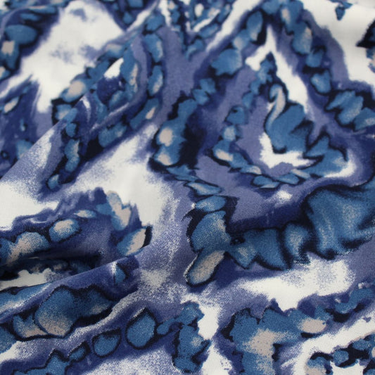 Viskosestoff in Blau und Weiß mit abstraktem Design, ideal für die Herstellung von Kleidern und Blusen.