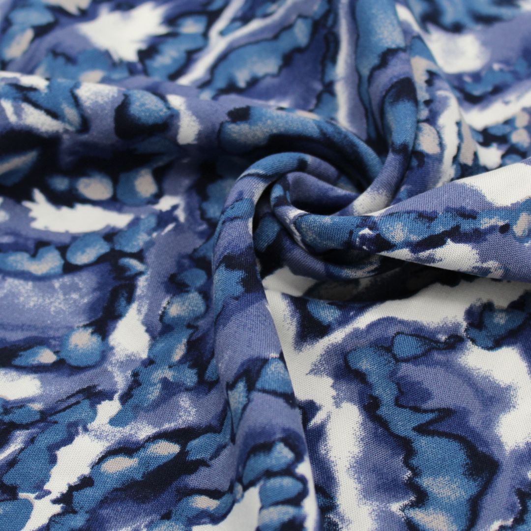 Viskosestoff in Blau und Weiß mit abstraktem Design, ideal für die Herstellung von Kleidern und Blusen.
