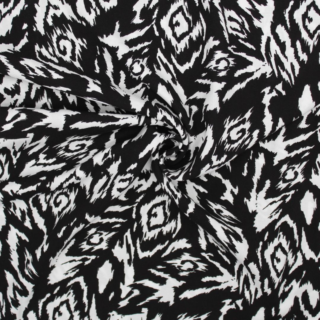 Viskosestoff in Schwarz und Weiß mit abstraktem Design, ideal für die Herstellung von Kleidern und Blusen.