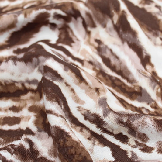 Viskosestoff "Sturm" mit abstraktem Muster in Braun und Cremeweiß, ideal für die Herstellung von Kleidern und Blusen.