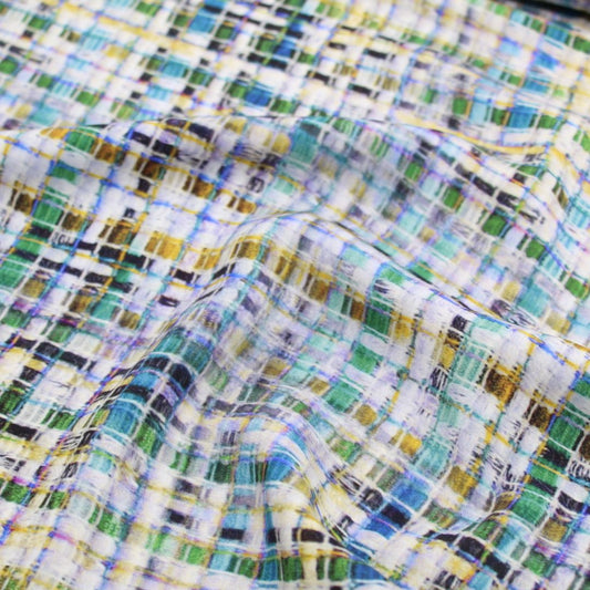 Viskosestoff mit digitaler Grafik aus kleinen Quadraten in Blau, Gelb und Türkisblau, ideal für trendige Kleider, Blusen und Röcke.