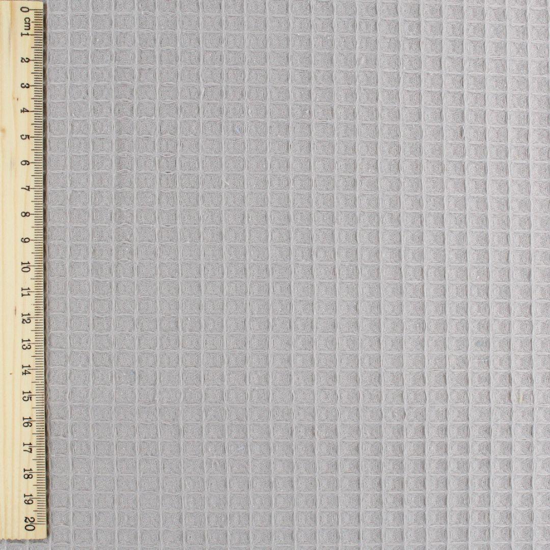 Strukturierter Waffelstoff in Taupe, ideal für Heimtextilien, Bekleidung und Babyartikel.
