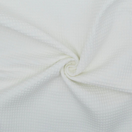 Der Waffel Pique Stoff in Weiß zeichnet sich durch seine waffelartige Struktur aus, die sowohl Komfort als auch Funktionalität bietet und sich ideal für verschiedene Nähprojekte eignet. Nachhaltig und vielseitig einsetzbar.
