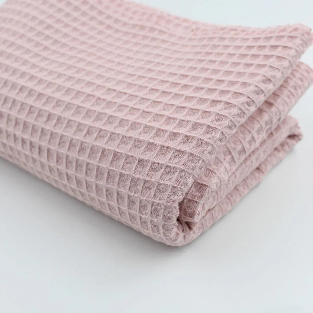 Leichter und hautfreundlicher Waffelstoff inAltrosa – ideal für DIY-Nähprojekte und nachhaltige Textilien.
