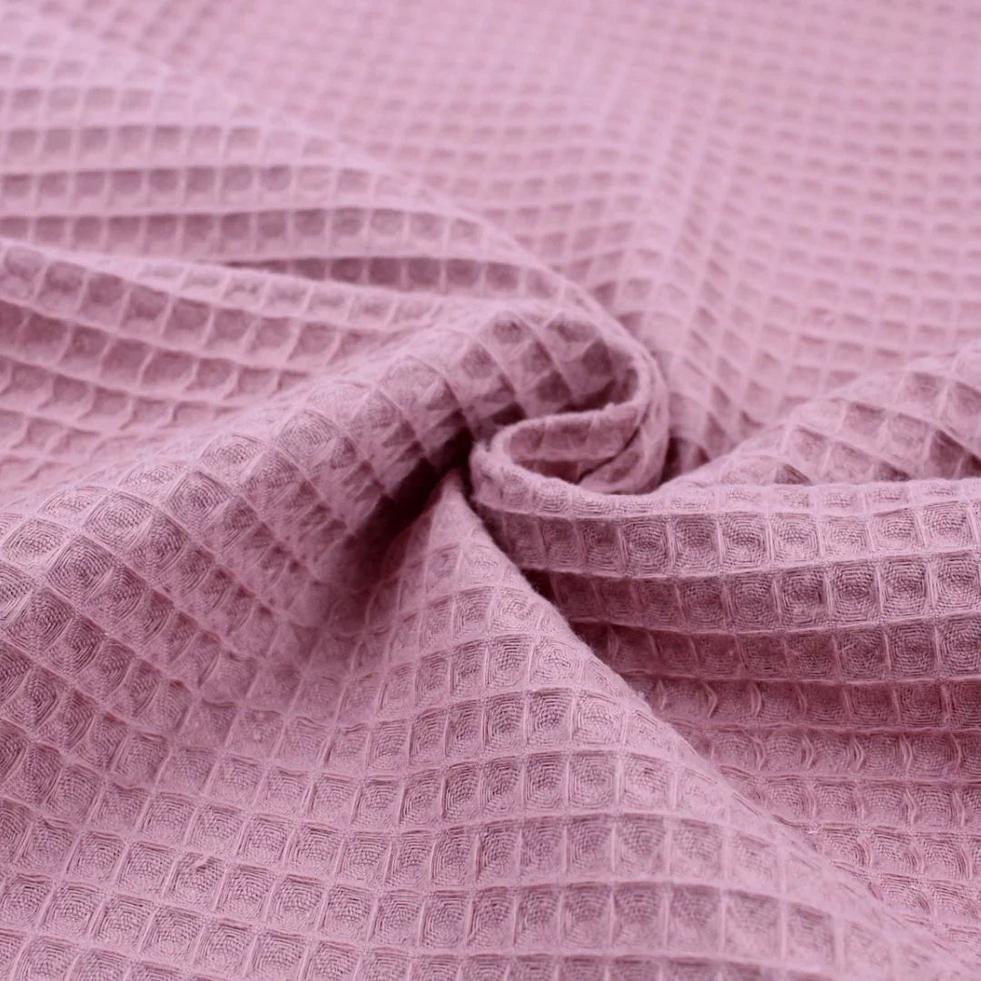Nahaufnahme von Waffelpique in Rosa mit weicher, strukturierter Wabenoptik – saugfähig und atmungsaktiv.