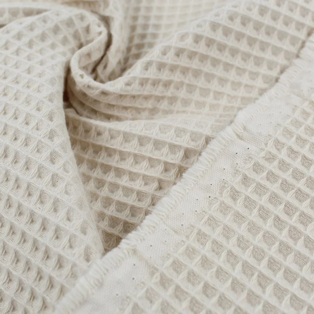 Leichter und hautfreundlicher Waffelstoff in Hellbeige – ideal für DIY-Nähprojekte und nachhaltige Textilien.