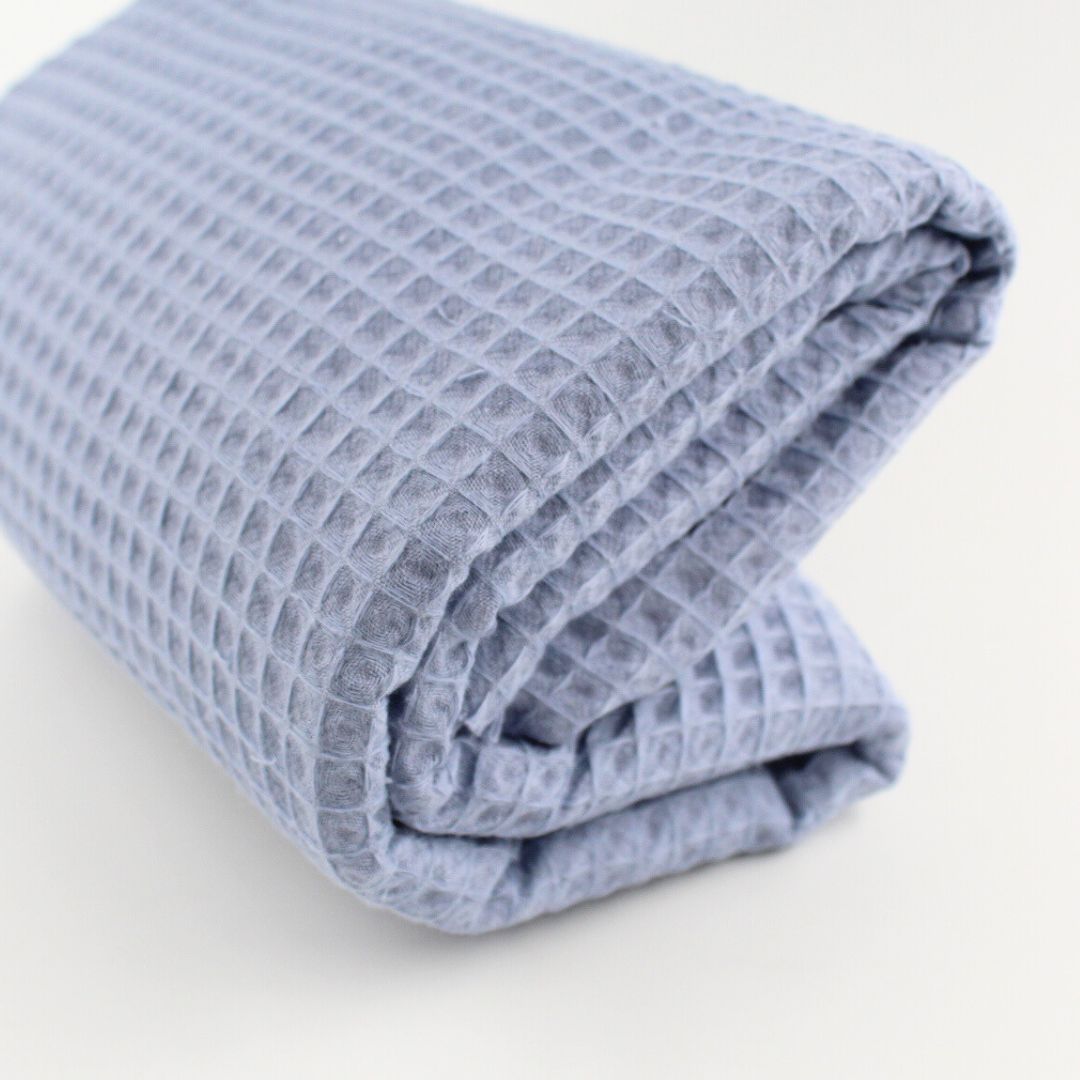Strukturierter Waffelpique in einem warmen Blau-Farbton, pflegeleicht und vielseitig einsetzbar.