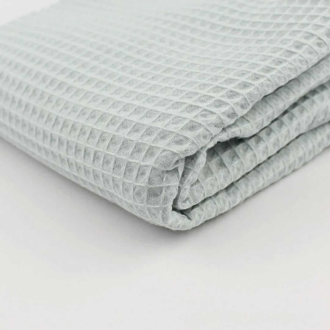 Leichter und hautfreundlicher Waffelstoff in Mintgrün – ideal für DIY-Nähprojekte und nachhaltige Textilien.