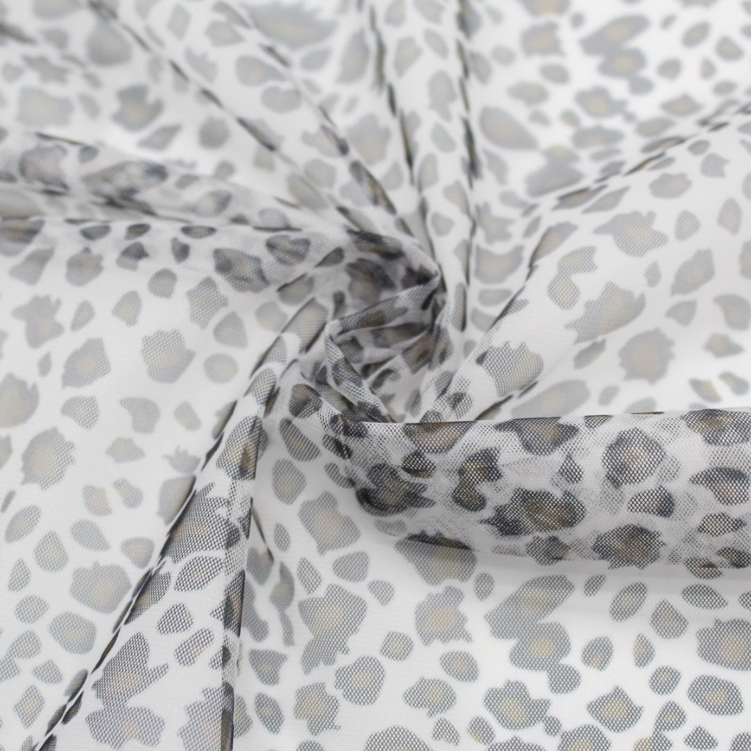 Nahaufnahme des weichen Tülls in Beige und Grau, der die leichte und transparente Struktur zeigt.