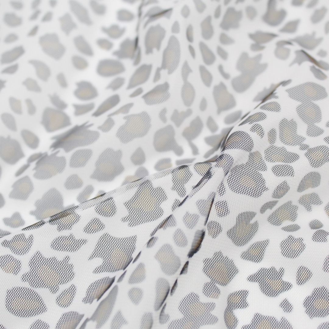 Weicher Tüll Leopardenmuster in Beige und Grau, ideal für Kleider und Kostüme.
