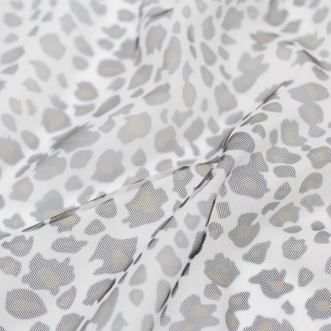 Weicher Tüll Leopardenmuster in Beige und Grau, ideal für Kleider und Kostüme.