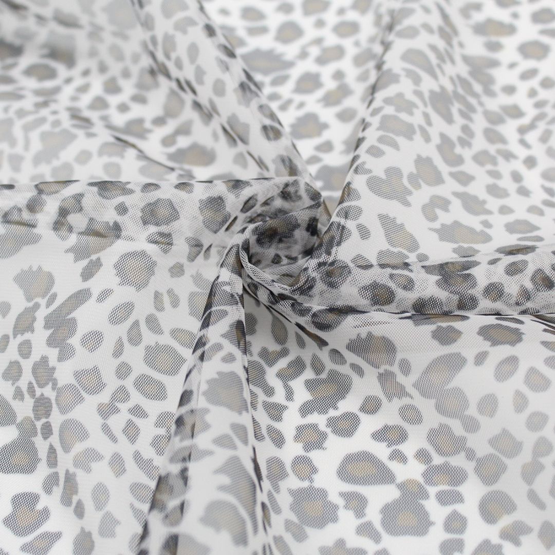 Detailansicht des transparenten Tülls mit Leopardenmuster