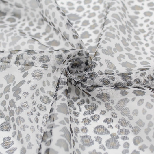 Detailansicht des transparenten Tülls mit Leopardenmuster