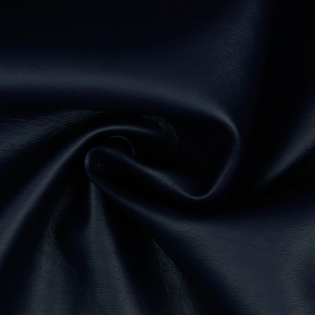 Weiches Kunstleder in Dunkelblau, ideal für Bekleidung, Taschen und DIY-Projekte wie Dekoration und Accessoires.