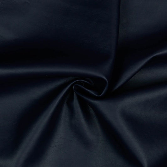 Weiches Kunstleder in Dunkelblau, ideal für Bekleidung, Taschen und DIY-Projekte wie Dekoration und Accessoires.