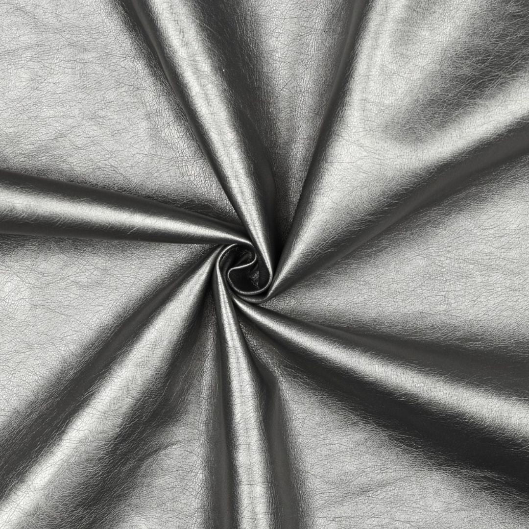 Weiches Kunstleder in Silbergrau Metallic, ideal für Bekleidung, Taschen und DIY-Projekte wie Dekoration und Accessoires.