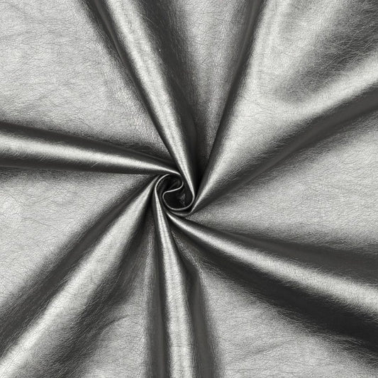 Weiches Kunstleder in Silbergrau Metallic, ideal für Bekleidung, Taschen und DIY-Projekte wie Dekoration und Accessoires.