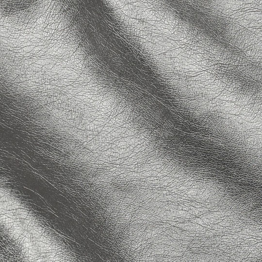 Weiches Kunstleder in Silbergrau Metallic, ideal für Bekleidung, Taschen und DIY-Projekte wie Dekoration und Accessoires.