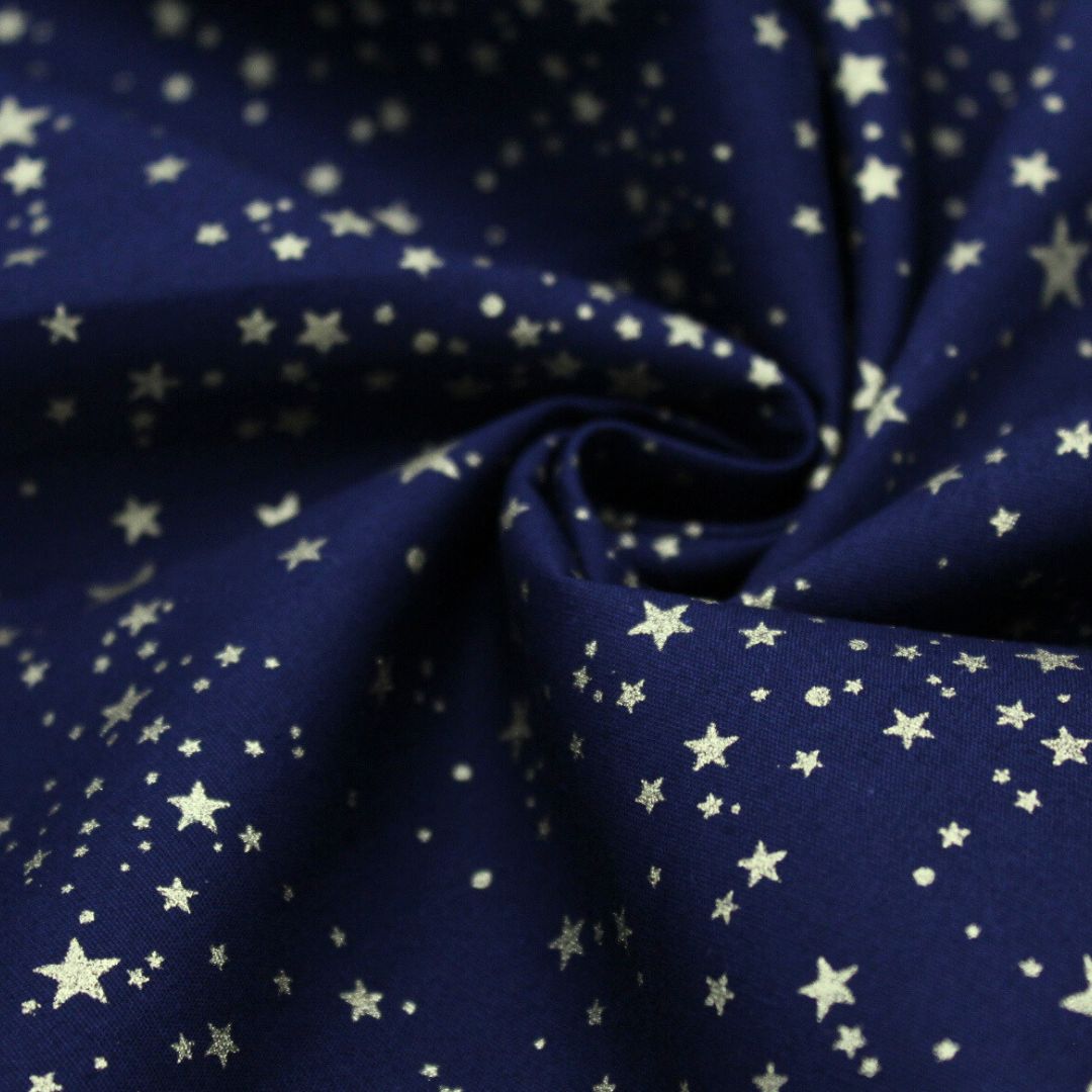 Detailaufnahme des Popelinestoffs mit goldenen Sternen auf dunkelblauem Hintergrund – perfekt für Weihnachtsdekoration