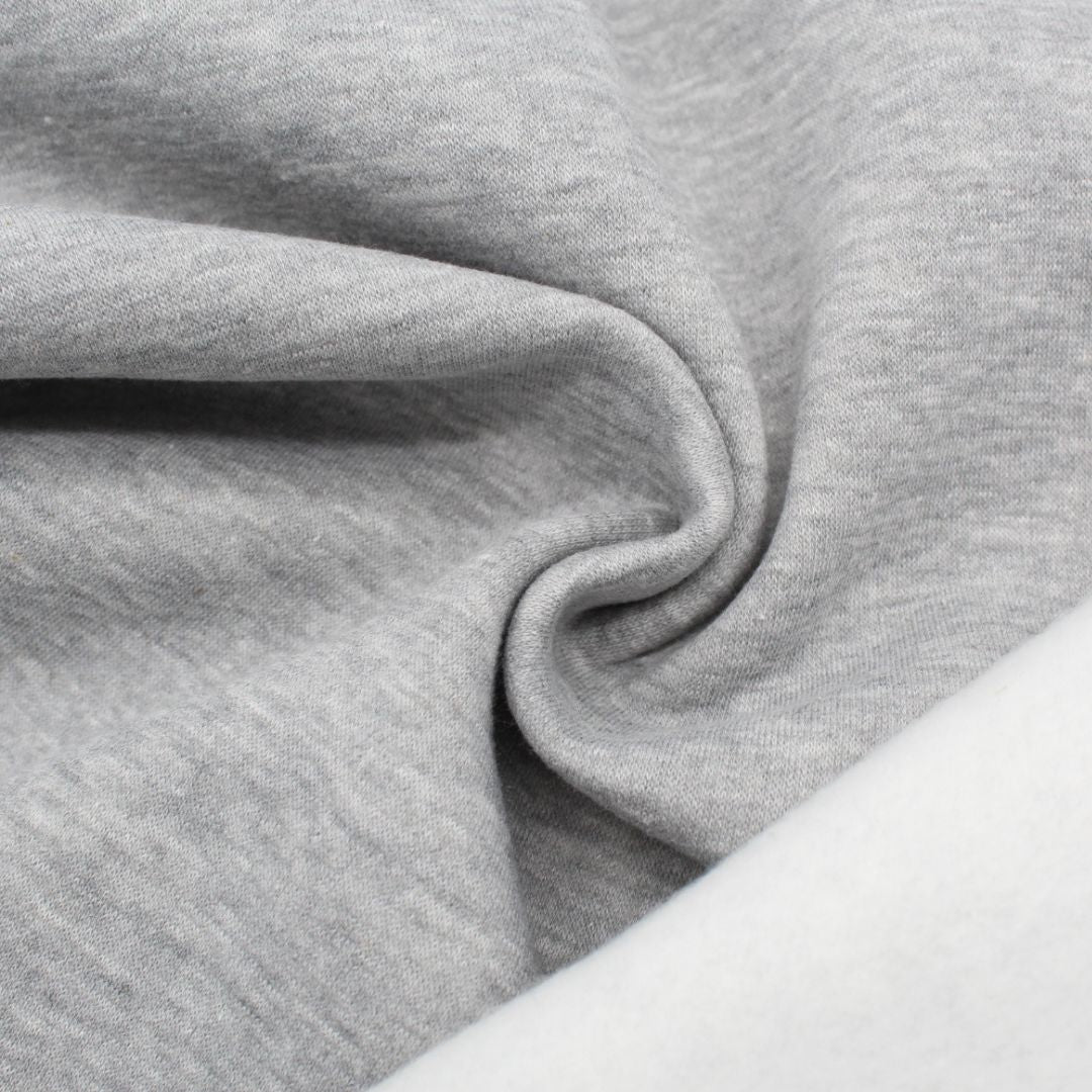 Nahaufnahme des Wintersweat Heavy Jogging mit kuscheliger Rückseite, die Hautfreundlichkeit und Komfort für Kinderkleidung zeigt.