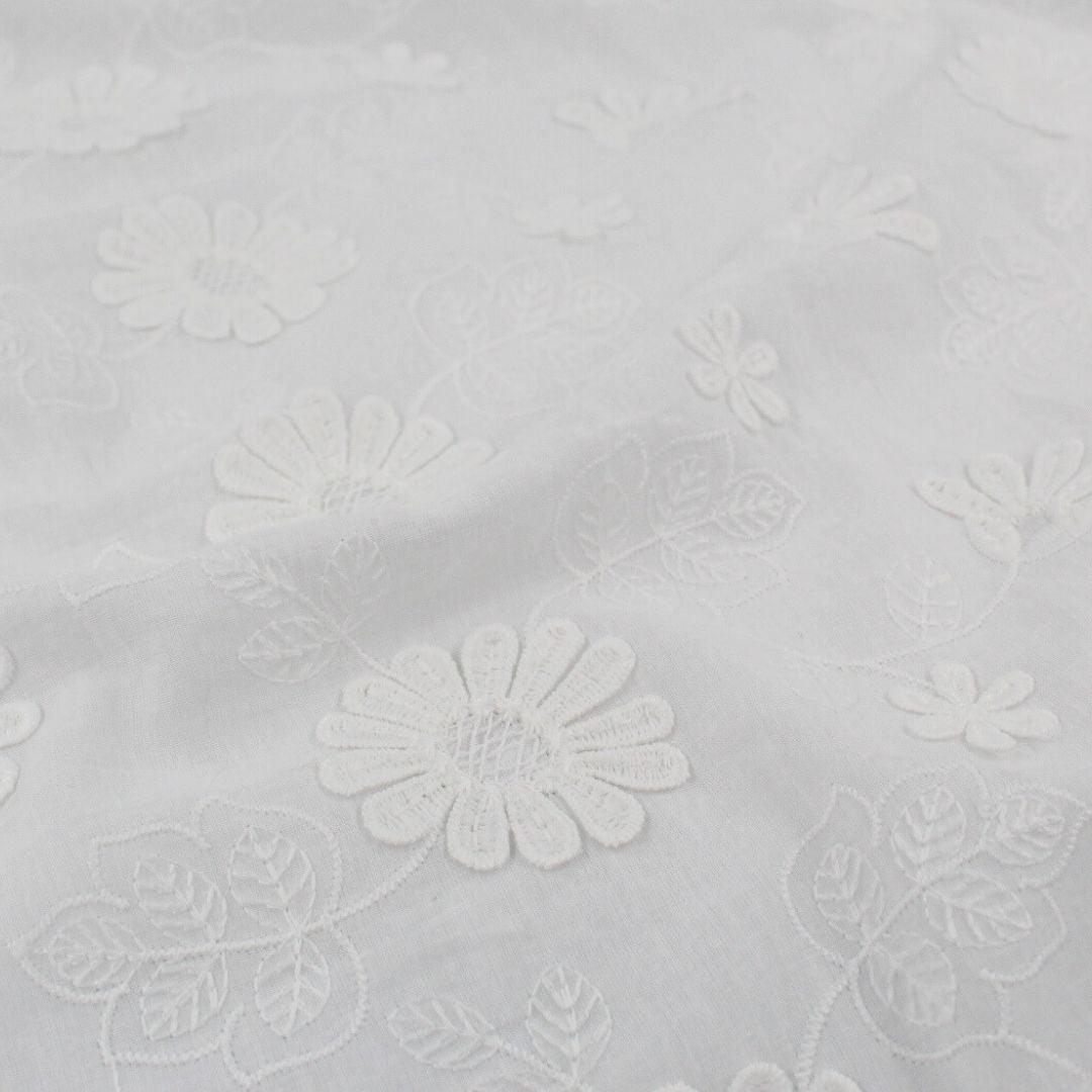 Baumwollstoff mit gestickten 3D - Blumen | Weiß - Stofftime