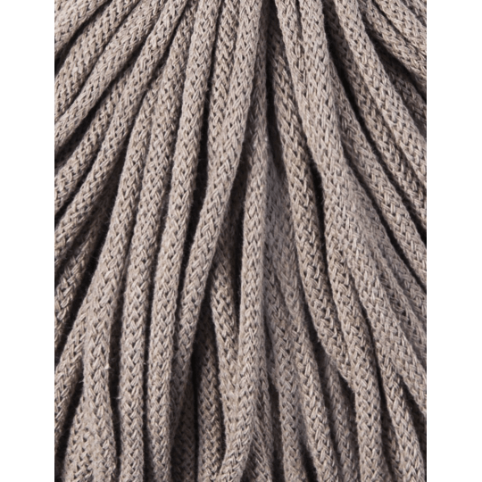 Nahaufnahme der Bobbiny Premium Baumwollkordel, 5 mm, 100 Meter, die die Textur und Weichheit der Kordel zeigt, perfekt für Makramee und Häkelarbeiten.