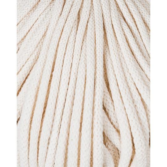 Nahaufnahme der Bobbiny Premium Baumwollkordel, 5 mm, 100 Meter, die die Textur und Weichheit der Kordel zeigt, perfekt für Makramee und Häkelarbeiten.