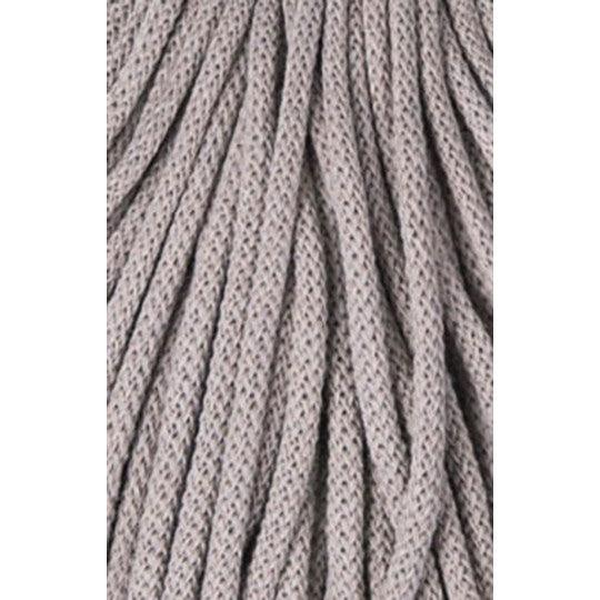 Nahaufnahme der Bobbiny Premium Baumwollkordel, 5 mm, 100 Meter, die die Textur und Weichheit der Kordel zeigt, perfekt für Makramee und Häkelarbeiten.