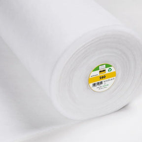 Vlieseline 280 – vielseitige volumengebende Einlage aus Polyester für Näh- und Bastelprojekte, 90 cm breit und 80 g/m² leicht.