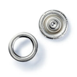 Detailaufnahme der Nähfrei-Druckknöpfe "Jersey": Nahaufnahme der silberfarbigen Nähfrei-Druckknöpfe mit Zackenring, die ihre 10 mm Größe und den zackenring-basierten Verschlussmechanismus deutlich zeigen.