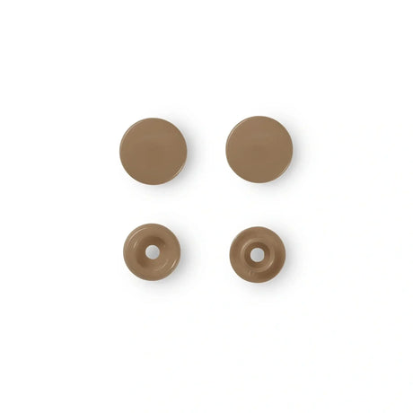 Nahaufnahme der goldfarbenen Druckknöpfe, die ihre runde Form und Farbe zeigen, ideal für Baby- und Kinderbekleidung.