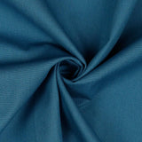 Hochwertige Baumwollpopeline in Jeansblau – eleganter Stoff auf einem Schneiderpuppe drapiert.
