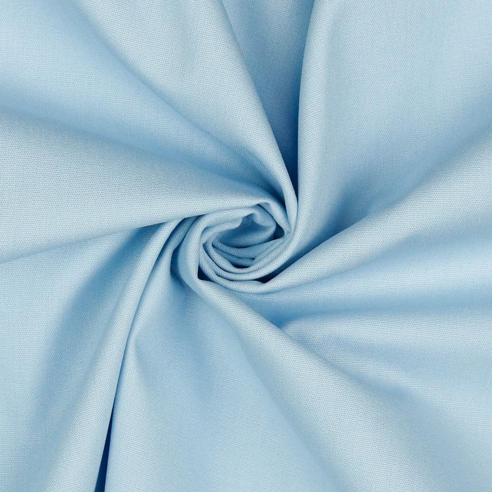 Hochwertige Baumwollpopeline in Himmelblau – eleganter Stoff auf einem Schneiderpuppe drapiert.