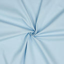 Hochwertige Baumwollpopeline in Himmelblau – eleganter Stoff auf einem Schneiderpuppe drapiert.