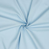 Hochwertige Baumwollpopeline in Himmelblau – eleganter Stoff auf einem Schneiderpuppe drapiert.