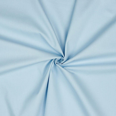 Hochwertige Baumwollpopeline in Himmelblau – eleganter Stoff auf einem Schneiderpuppe drapiert.