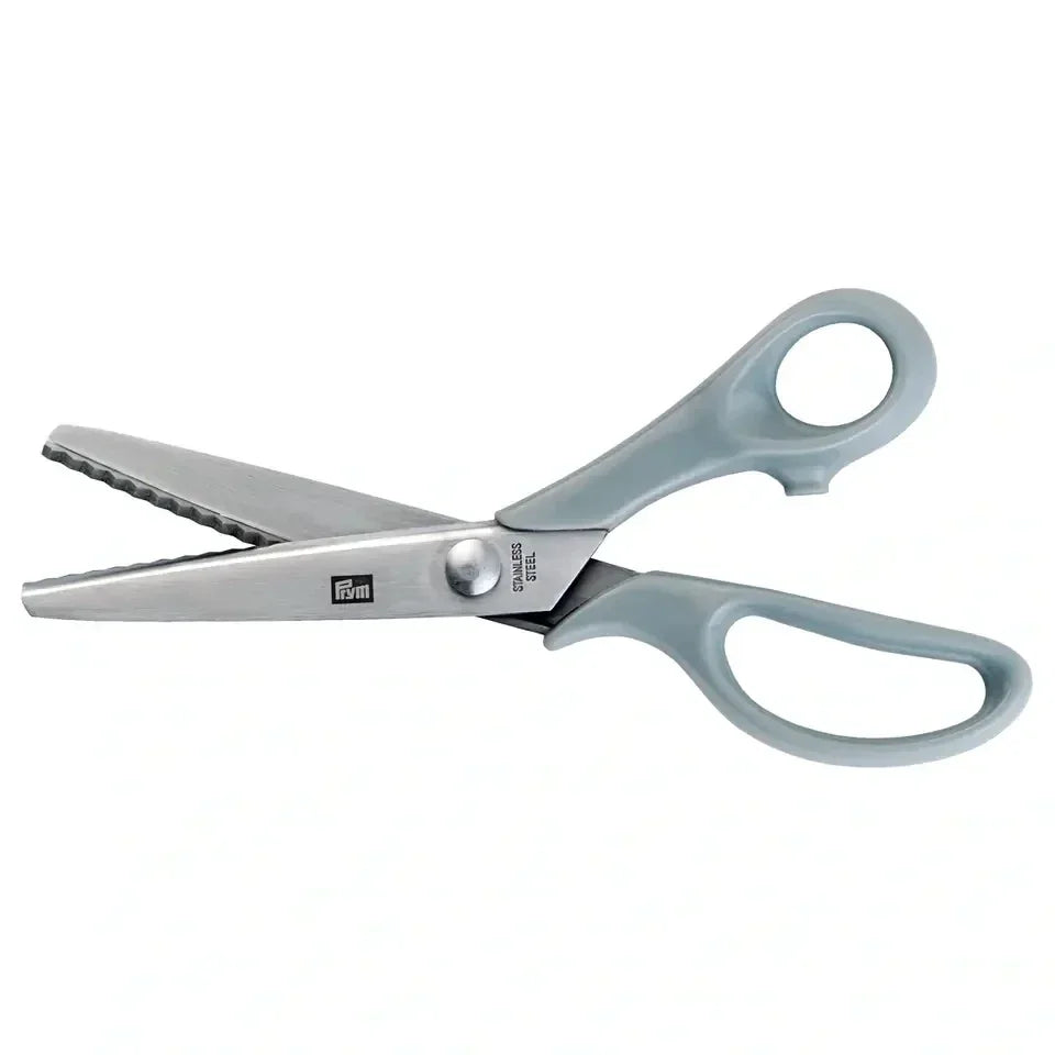 Universal Zackenschere 22 cm von Prym, vollständig geöffnet, zeigt die Zick-Zack-Klingen und den grauen Kunststoff-Griff.