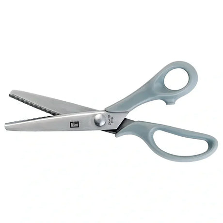 Universal Zackenschere 22 cm von Prym, vollständig geöffnet, zeigt die Zick-Zack-Klingen und den grauen Kunststoff-Griff.