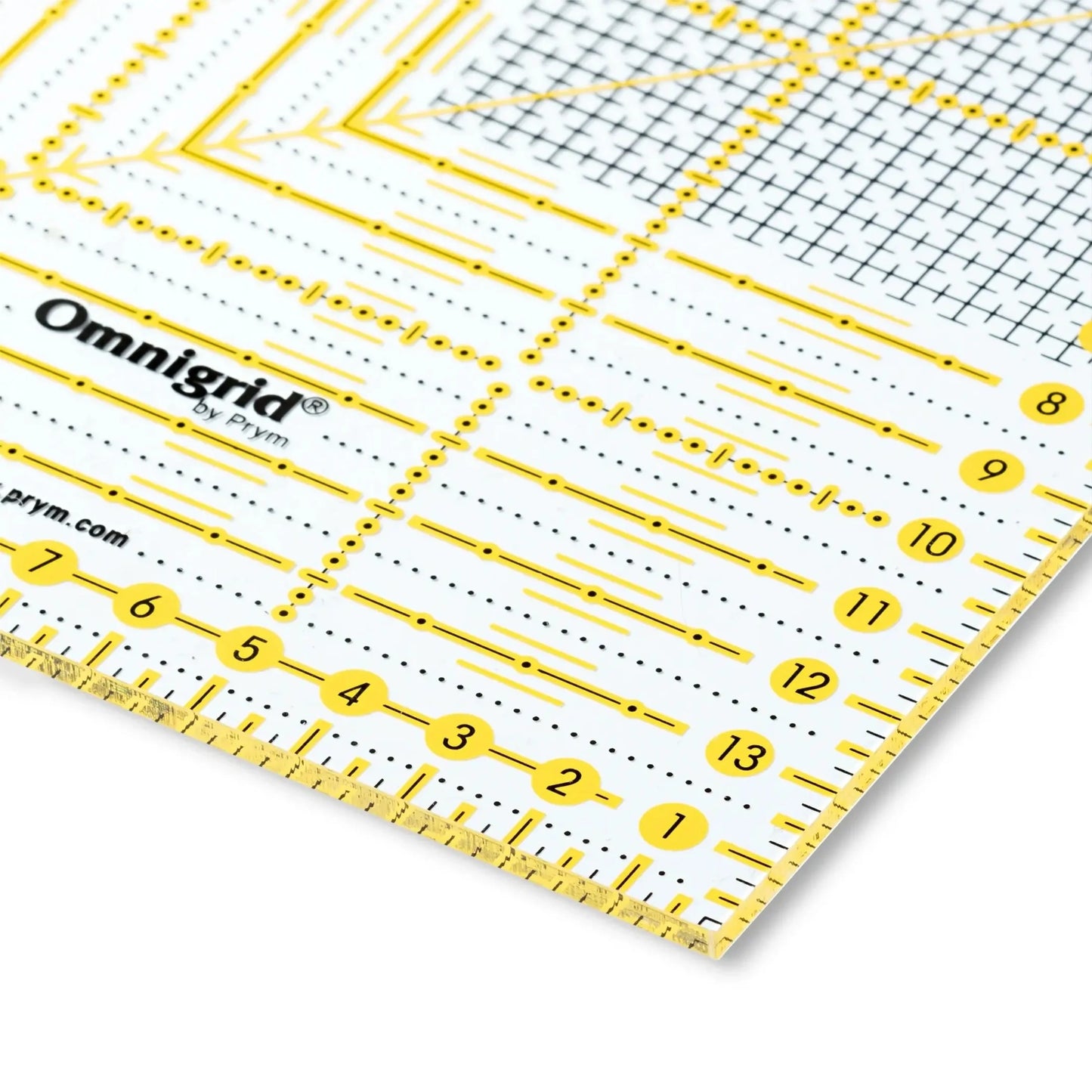 Omnigrid Universal-Lineal (15x15 cm) mit gelb/schwarzem Rasterdruck, ideal für präzises Zuschneiden und Markieren auf verschiedenen Stoffen. Nahaufnahme