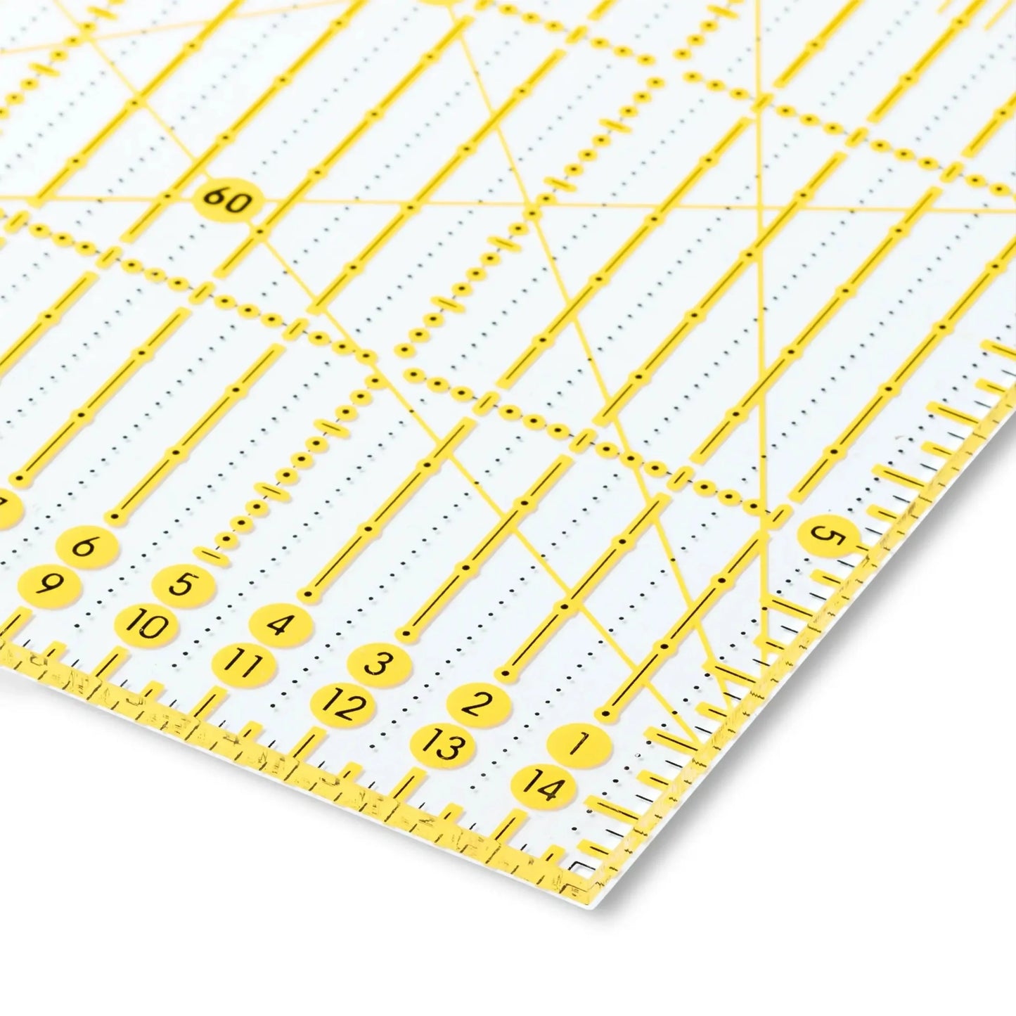 Omnigrid Universal-Lineal (15x60 cm) mit gelb/schwarzem Rasterdruck, perfekt für präzises Zuschneiden und Markieren auf verschiedenen Stoffen.
Nahaufnahme