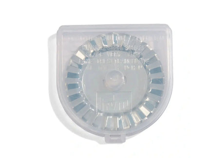 Zacken-Ersatzklinge für Rollschneider, 45 mm in der Kunststoffbox, zeigt die Klinge in ihrer Verpackung.