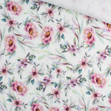 Baumwollstoff Meterware mit handgemalten Aquarell-Blumen in Lila, Rosa und Blau auf weißem Hintergrund