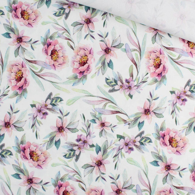 Baumwollstoff Meterware mit handgemalten Aquarell-Blumen in Lila, Rosa und Blau auf weißem Hintergrund