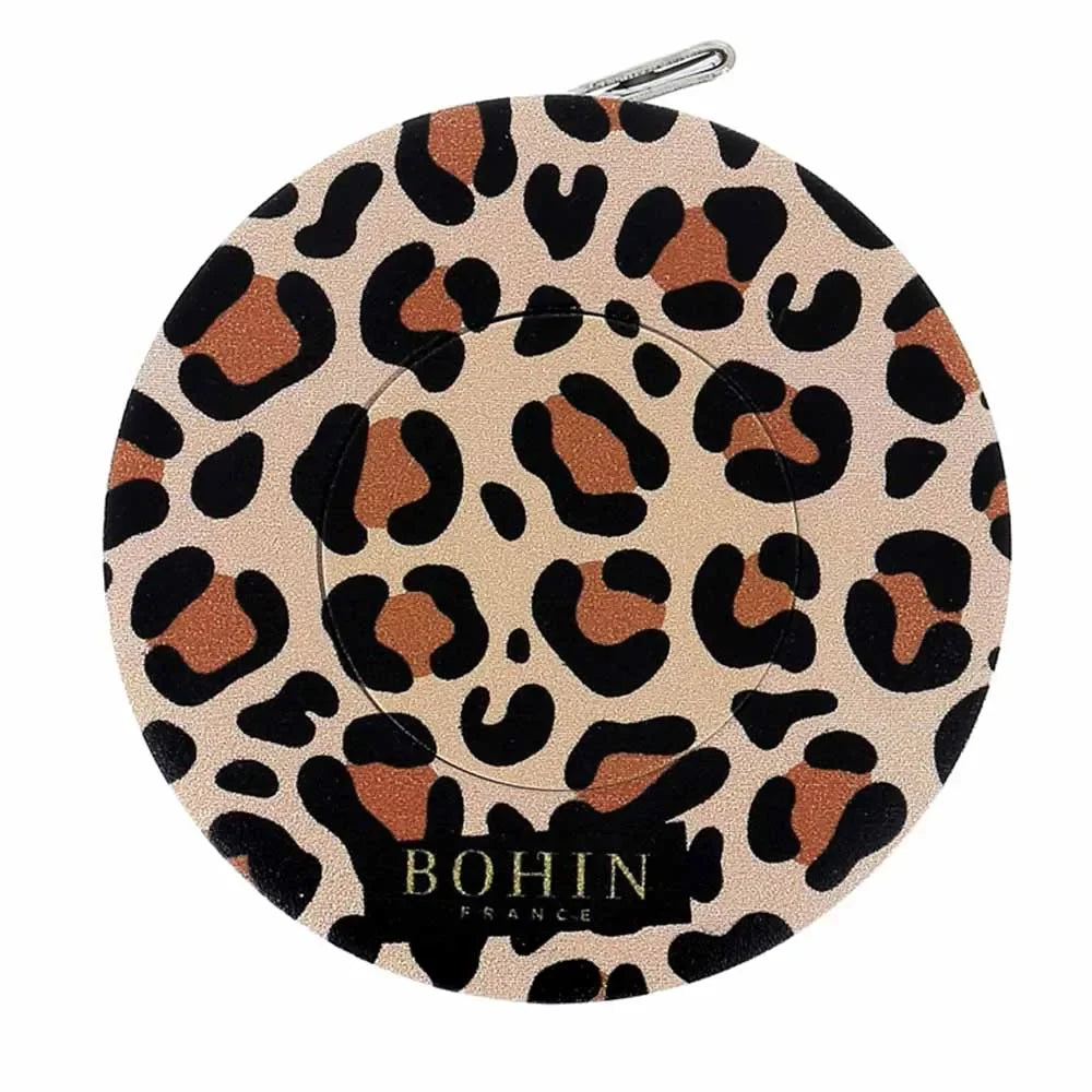 Bohin Safari Maßband 150 cm im Leopard Design als flexibles Rollmaßband mit cm und Inch Skala für Nähen und DIY Projekte