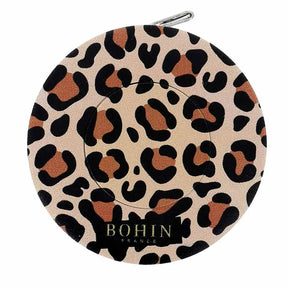 Bohin Safari Maßband 150 cm im Leopard Design als flexibles Rollmaßband mit cm und Inch Skala für Nähen und DIY Projekte