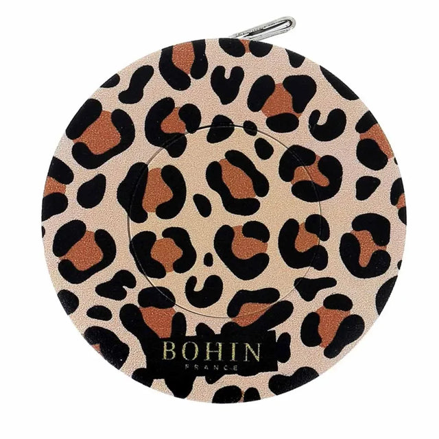 Bohin Safari Maßband 150 cm im Leopard Design als flexibles Rollmaßband mit cm und Inch Skala für Nähen und DIY Projekte
